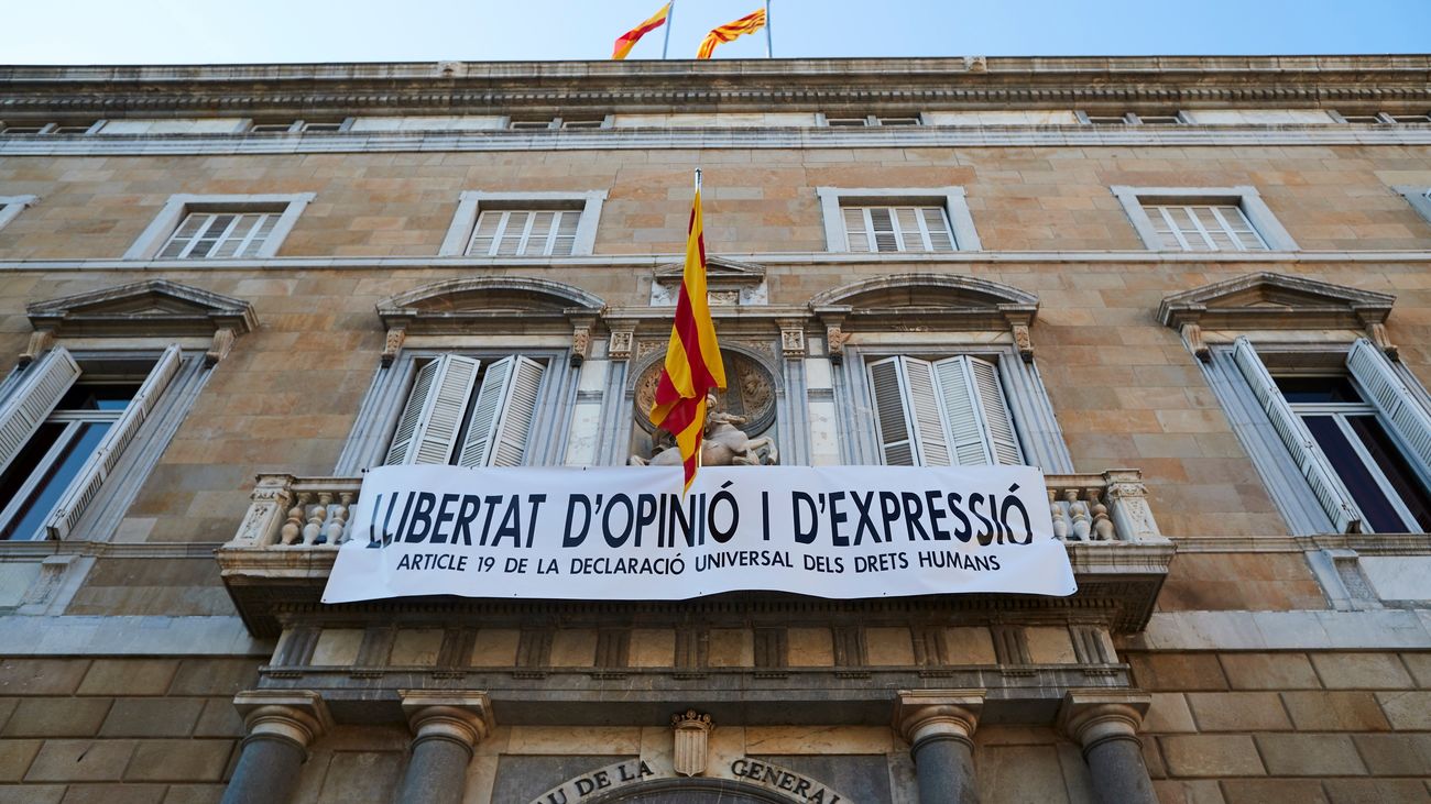 Torra mantiene su desafío y coloca un cartel en el que pide libertad de opinión y expresión