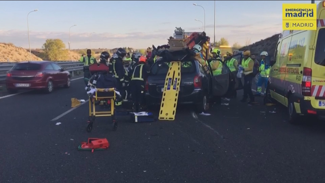 Un conductor grave al chocar contra un camión en la carretera M-31