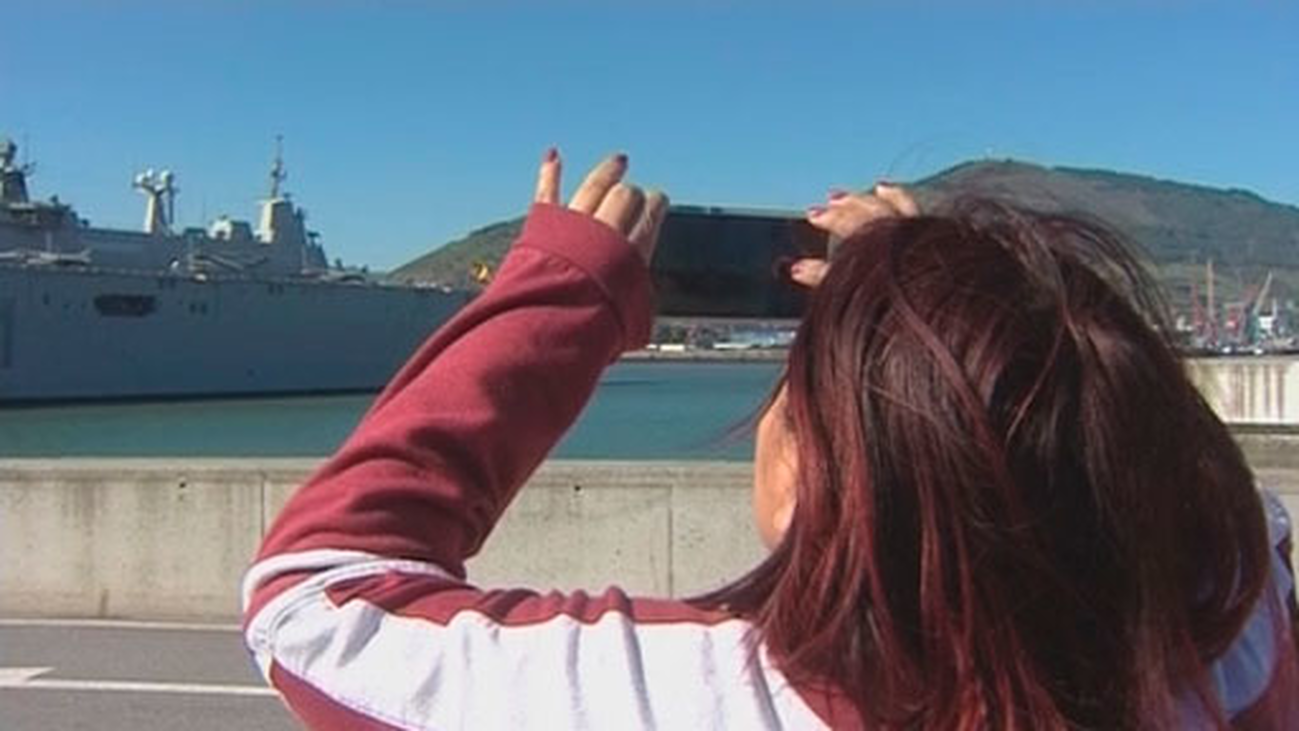 El portaaviones 'Juan Carlos I' atraca en Getxo para unas  jornadas de puertas abiertas a los ciudadanos