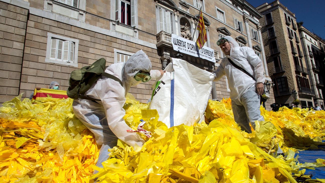 Antiindependentistas vuelcan ante el Palau de la Generalitat miles de lazos