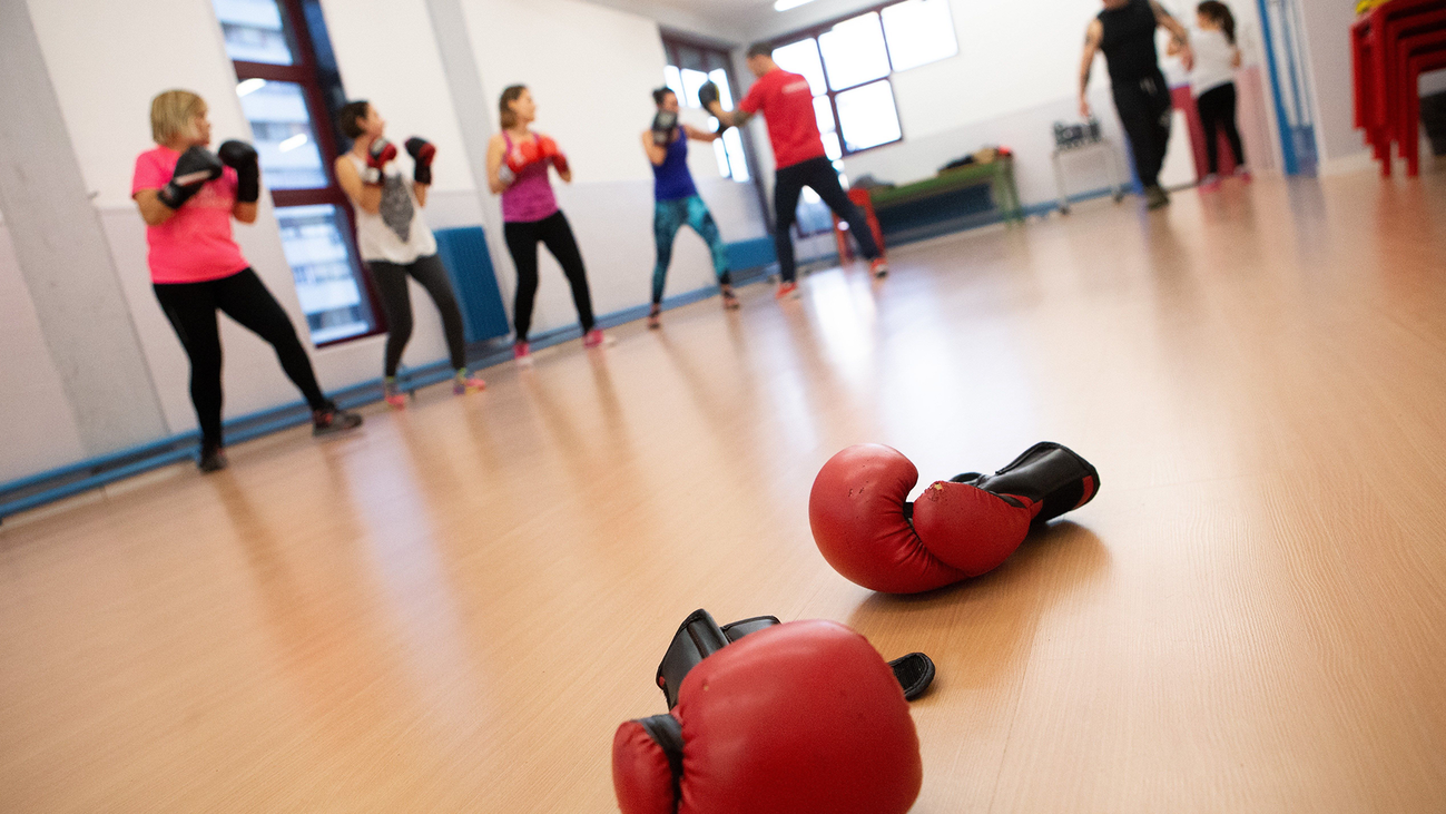 Mujeres de Barcelona aprenden boxeo para defenderse de agresiones machistas
