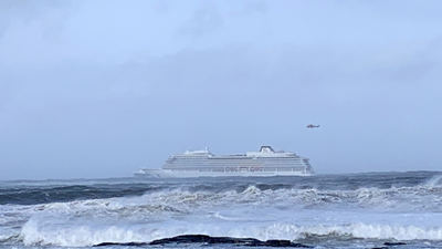 Remolcan el crucero noruego a la deriva, tras evacuarse a casi 500 pasajeros