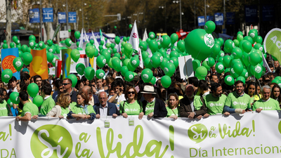 Centenares de personas marchan en Madrid para "defender la vida"