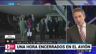 Los Reyes demoran una hora en bajar del avión al no haber una escalera adecuada