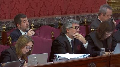 Un teniente de la Guardia Civil dice que dos mossas les avisaron: "Si salís, os matan"