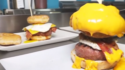 ¿Probarías una hamburguesa con pan de donut?