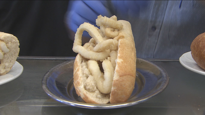 Así se prepara el bocata de calamares más famoso de Madrid