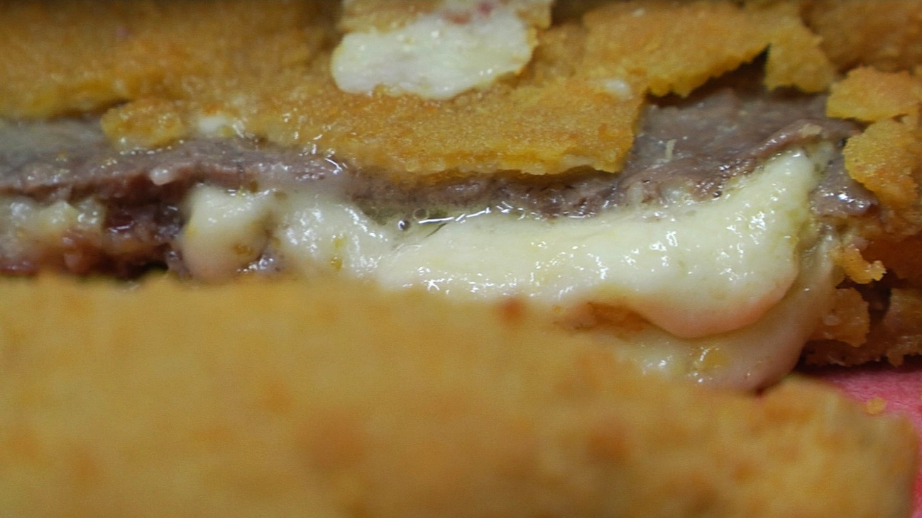 Así se hace en Alcorcón el cachopo más popular de España