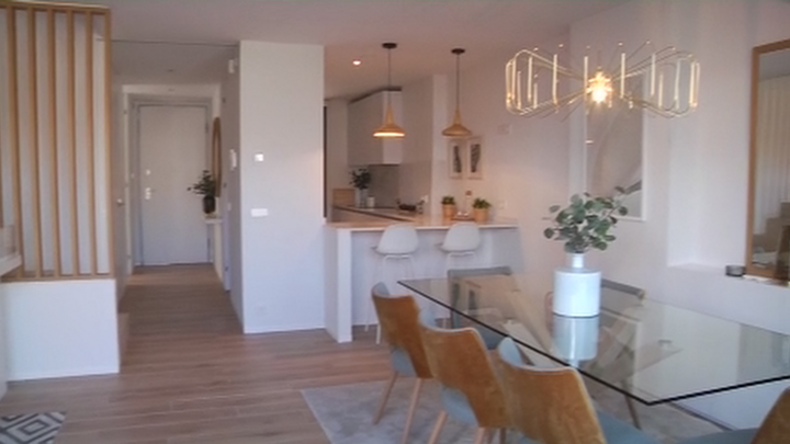 Interior de una casa construida mediante módulos