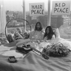 50 años de la foto de cama más famosa de la historia