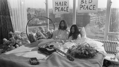 50 años de la foto de cama más famosa de la historia