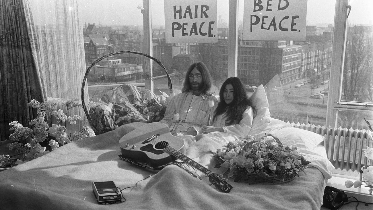 50 años de la foto de cama más famosa de la historia