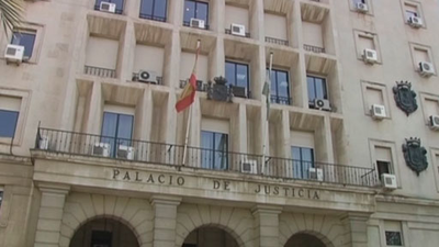 Condenada a 40 años por obligar a sus 3 hijos menores a tener relaciones con un hombre por dinero