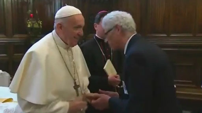 Un gesto del Papa para que no le besaran el anillo se hace viral