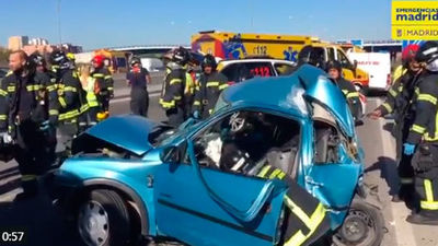 Grave accidente en la A3 con una mujer y sus hijos heridos al ser embestidos por un camión de la basura