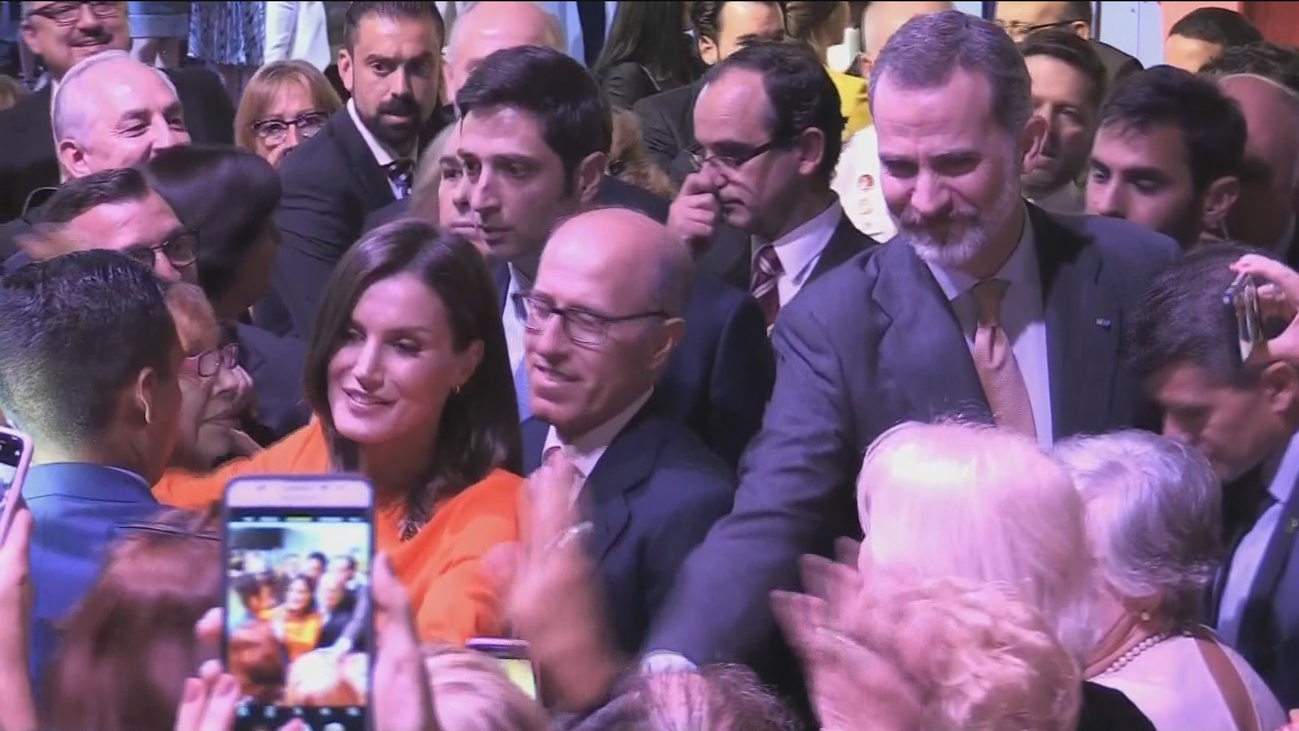 Los Reyes se dan un baño de multitudes en Argentina