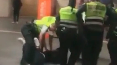 Renfe retira a nueve vigilantes por golpear a un inmigrante sin billete en Barcelona