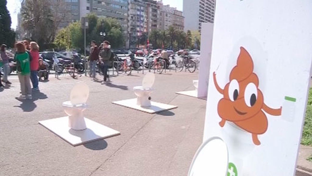 Sacan váteres a las calles de Barcelona para concienciar sobre el cáncer de colón
