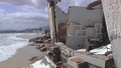 El temporal de viento causa estragos en Motril, Tarifa y Málaga y destruye los chiringuitos