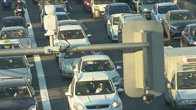 Un juzgado admite a trámite el recurso de Más Madrid contra el 'apagón' de los semáforos de la A-5