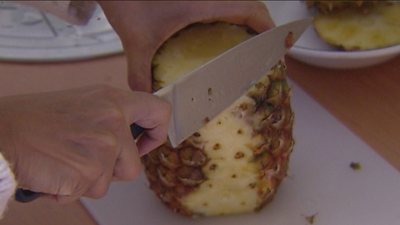 ¿Cuál es la mejor forma de cortar una piña?