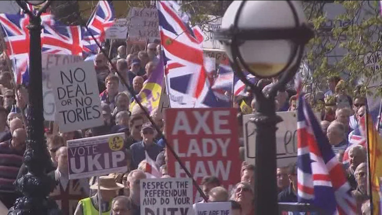 Miles de partidarios del "brexit" protestan frente al Parlamento