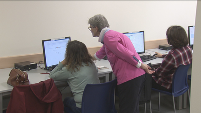 Los mayores aprenden informática e idiomas gracias a cursos para la tercera edad