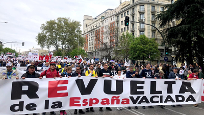 Miles de personas reclaman en Madrid  soluciones urgentes para la España rural