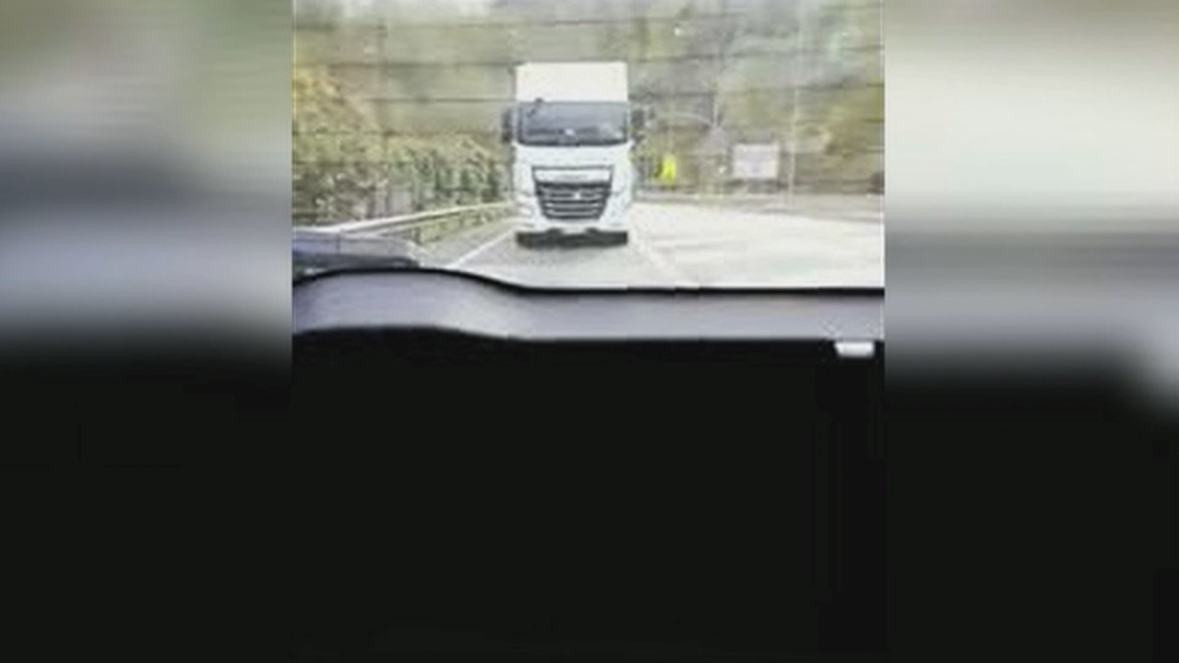 Angustioso acoso de un camión a un turismo en Navarra