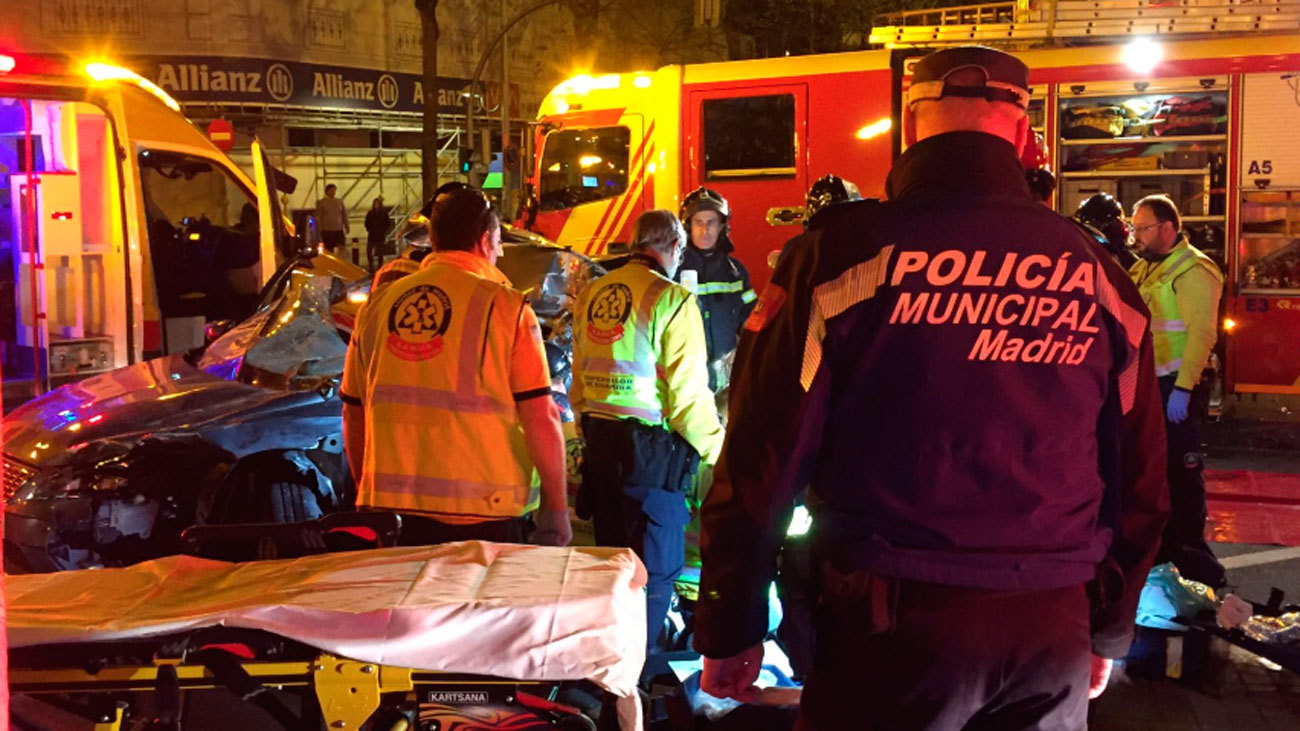 Una mujer resulta herida grave en Madrid al empotrarse su vehículo contra un camión