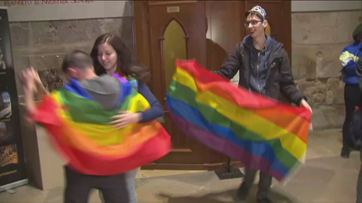 Protesta LGTBI en la catedral de Alcalá contra sus terapias para 'curar' la homosexualidad
