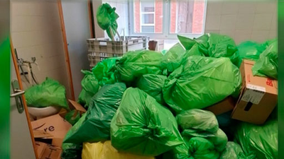 La basura se acumula en el Hospital Clínico tras tres días de huelga de los trabajadores