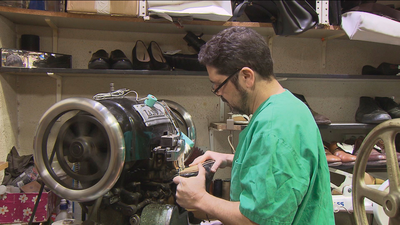 El mejor zapatero remendón del mundo está en Madrid