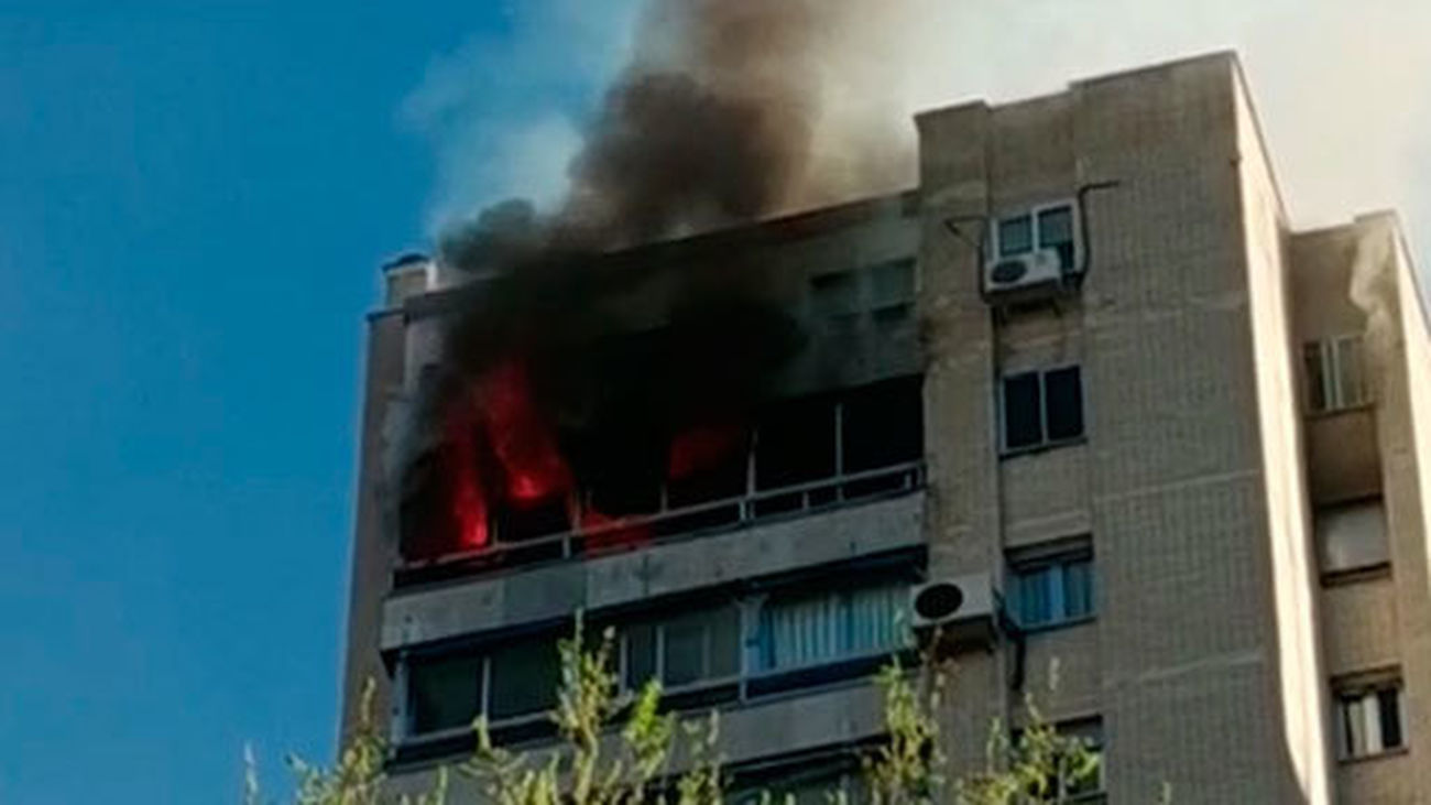 Dos heridos graves en el incendio de una vivienda de la planta 16 de un edificio en el Barrio del Pilar