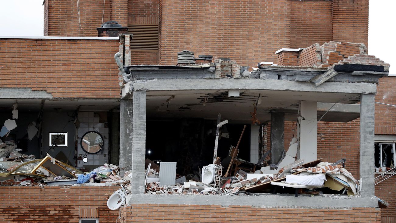 Una fuerte explosión de gas destroza dos pisos en Puente de Vallecas