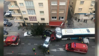 Un autobús arrolla varios coches en Málaga tras desvanecerse el conductor