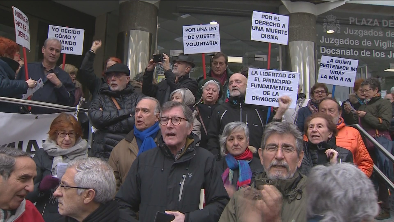 Un centenar de personas se manifiestan en Madrid en apoyo a Angel Hernández