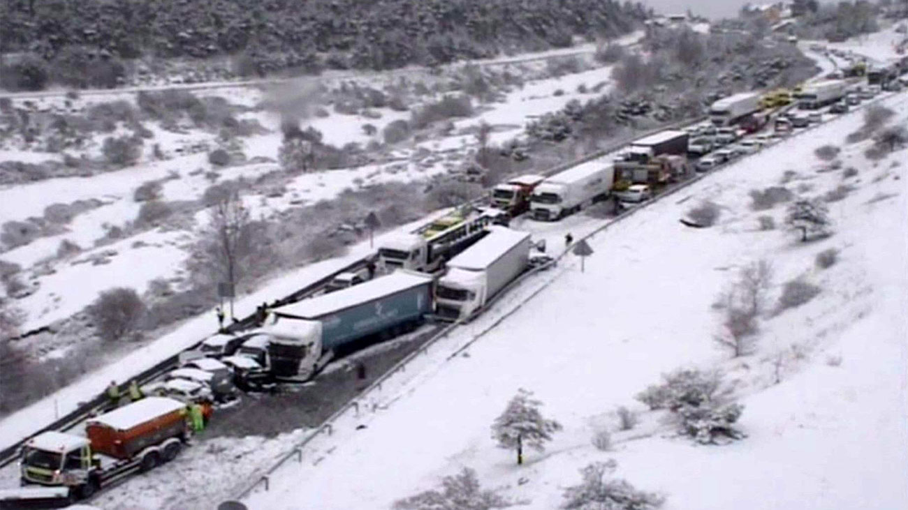 Casi 40 heridos y un centenar de vehículos accidentados en la A-1 en Somosierra