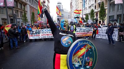 Miles de policías y guardias civiles se manifiestan en Madrid por la equiparación salarial