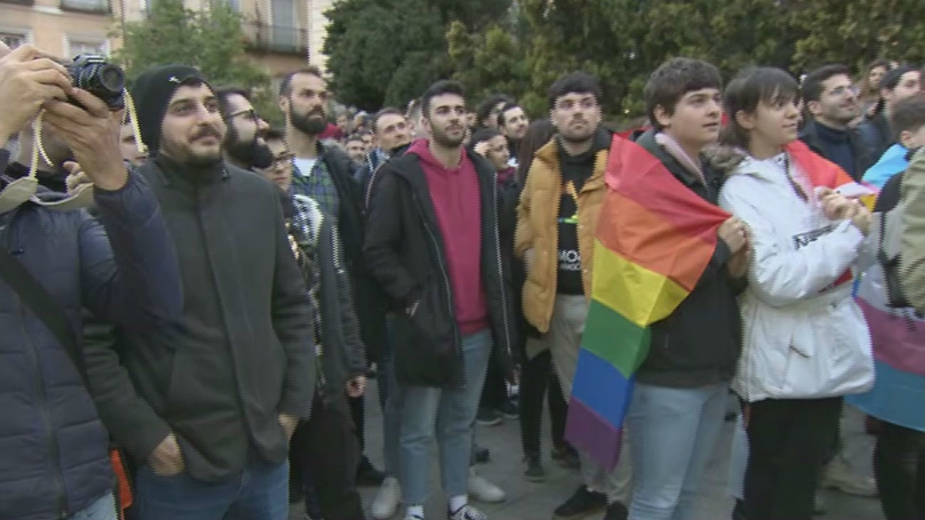 'Besada' contra la homofobia en la Plaza Pedro Zerolo