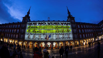 Podemos se atribuye la proyección de los "papeles de Bárcenas" en la Plaza Mayor