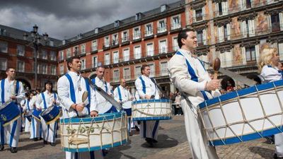 La Tamborrada de Resurrección pone punto y final a la Semana Santa madrileña
