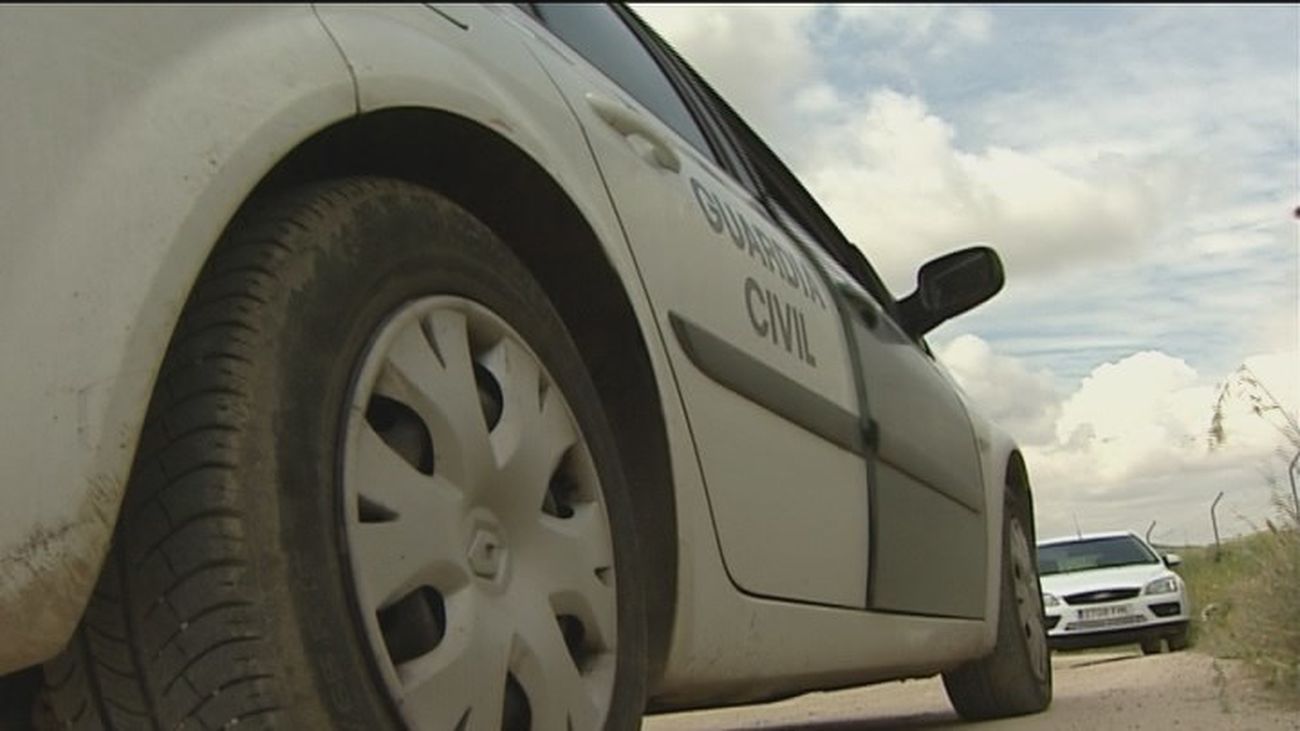 Liberan a dos personas retenidas en su coche que había robado su captor