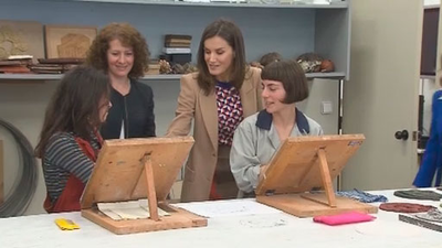 La reina visita la Escuela de diseño y grabado de la Real Casa de la Moneda