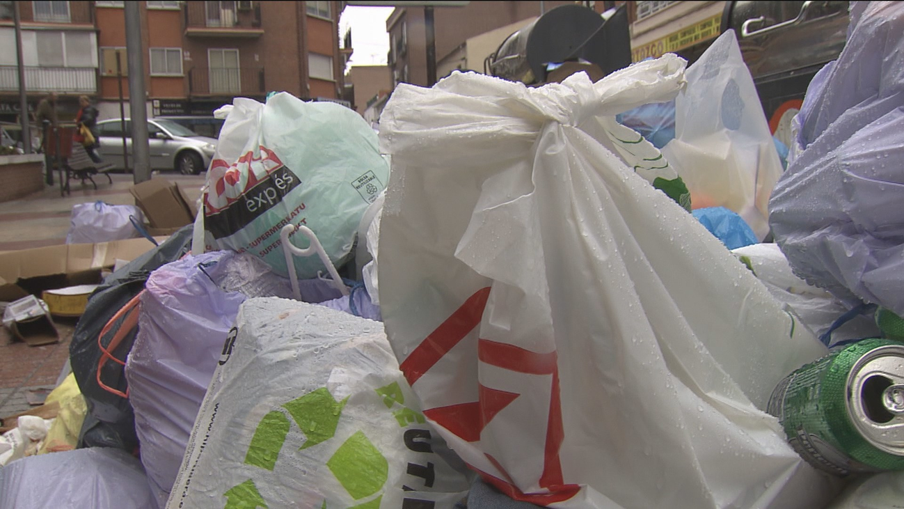 La basura que inunda Alcorcón continuará en sus calles al menos una semana más