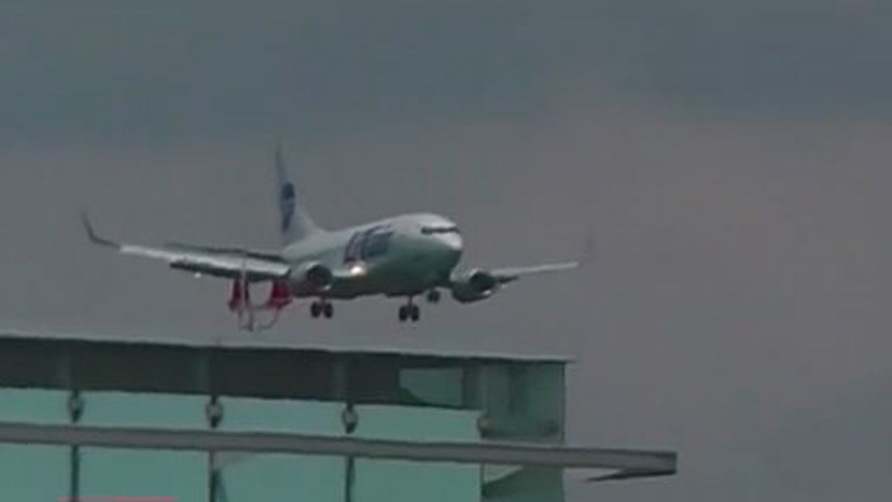 Un Boeing 737 aterriza de emergencia en Madrid tras provocar el pánico en los pasajeros