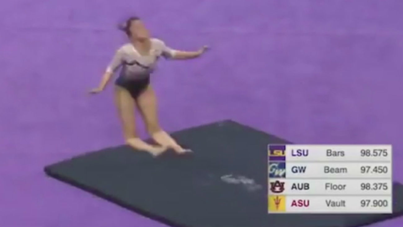 Una gimnasta se rompe las dos piernas en una caída