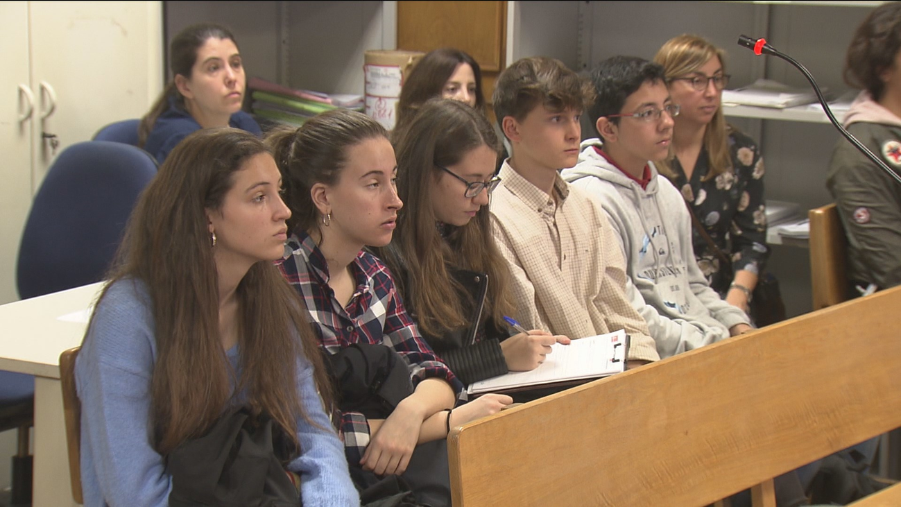 Alumnos de la ESO aprenden in situ cómo se celebra un juicio
