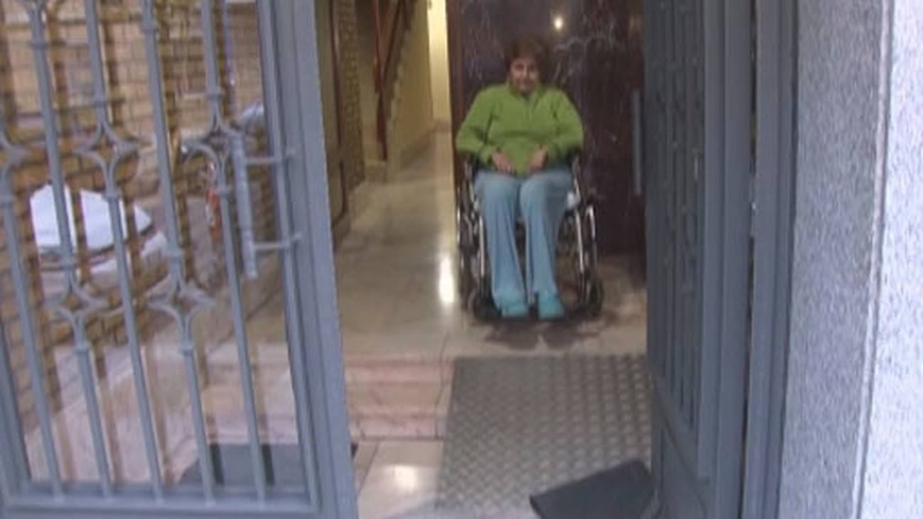 Una mujer de Leganés con esclerosis pide una rampa segura para salir a la calle y sus vecinos se la niegan