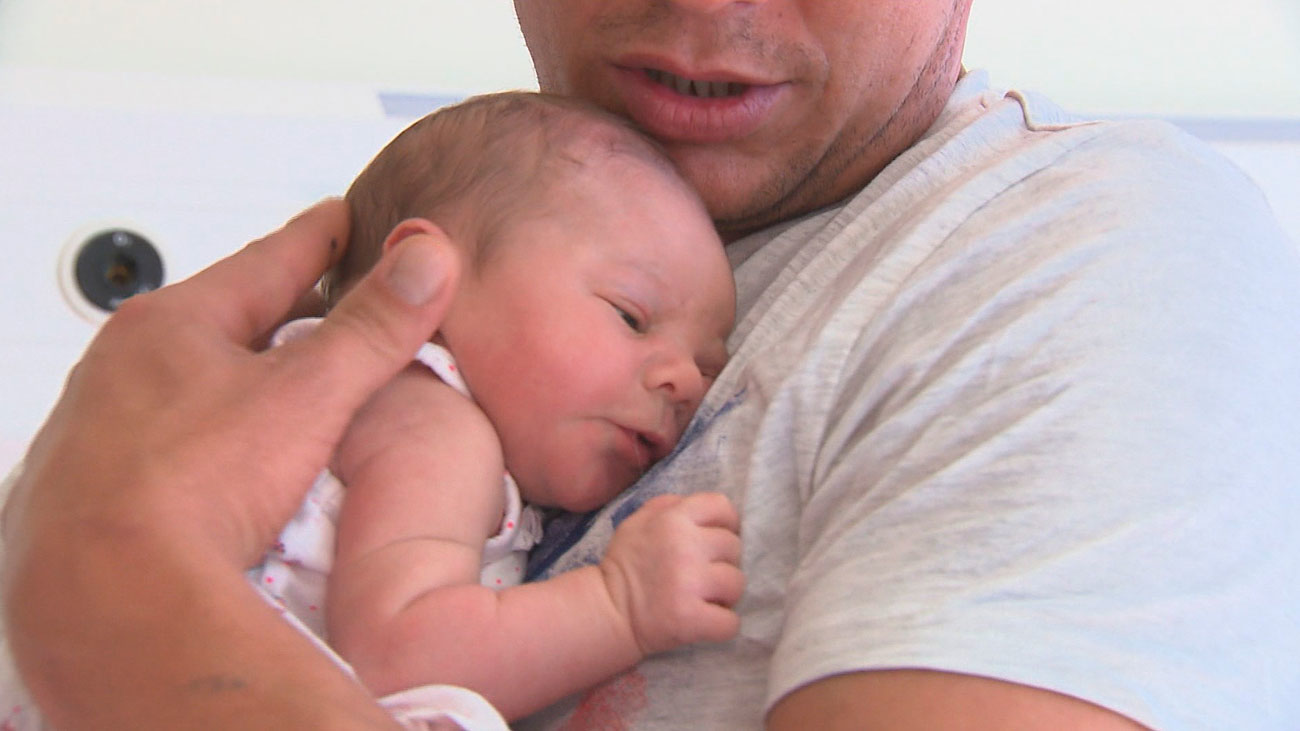 La falta de conciliación y los salarios bajos retrasan la maternidad más de 5 años